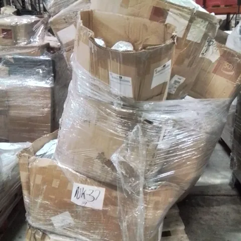 PALLET CONTAINING LARGE QUANTITY OF SHOES