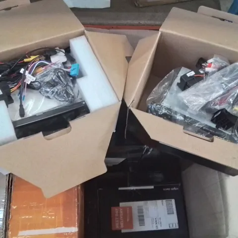 LARGE BOX CONTAINING ASSORTED CAR MULTIMEDIA SYSTEM INTERFACES // MODELS VARY