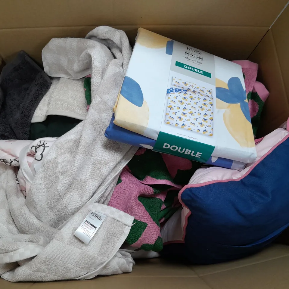 APPROXIMATELY 8 ASSORTED HOUSEHOLD ITEMS TO INCLUDE VARIOUS BEDDING IN VARIOUS SIZES AND STYLES
