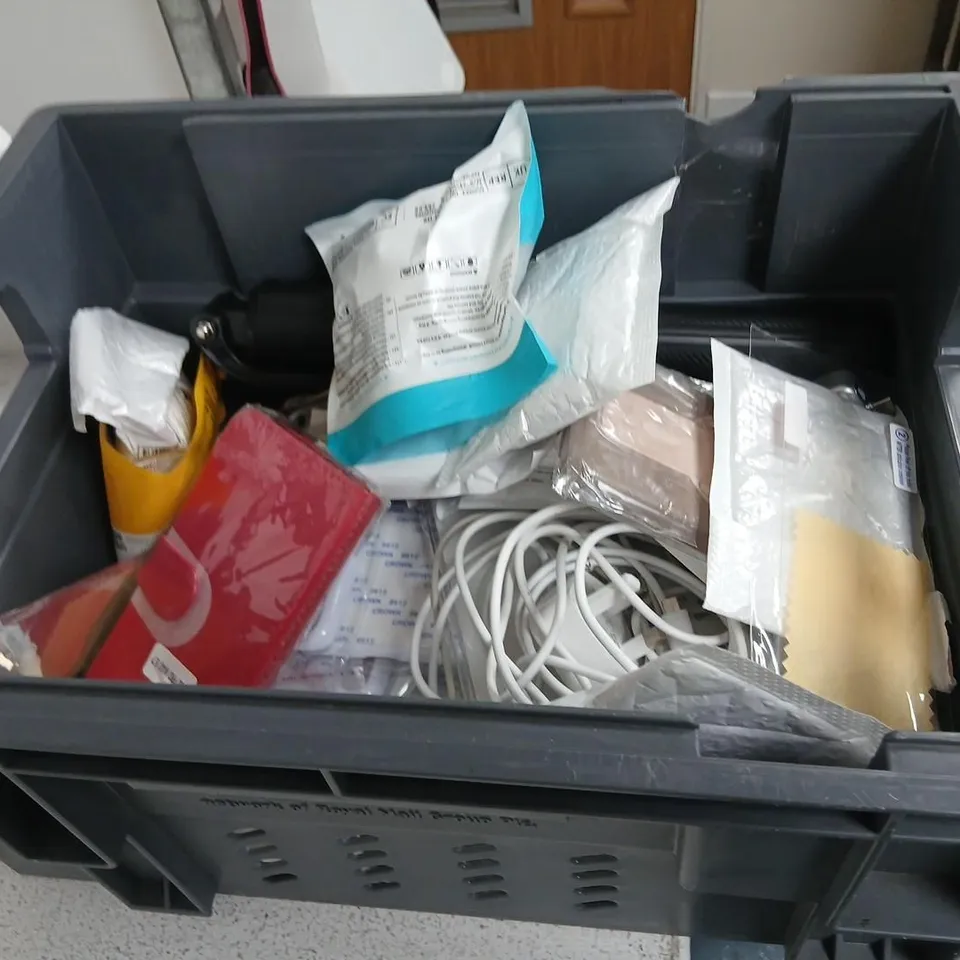 LARGE QUANTITY OF ASSORTED ELECTRICAL DEVICE ACCESSORIES