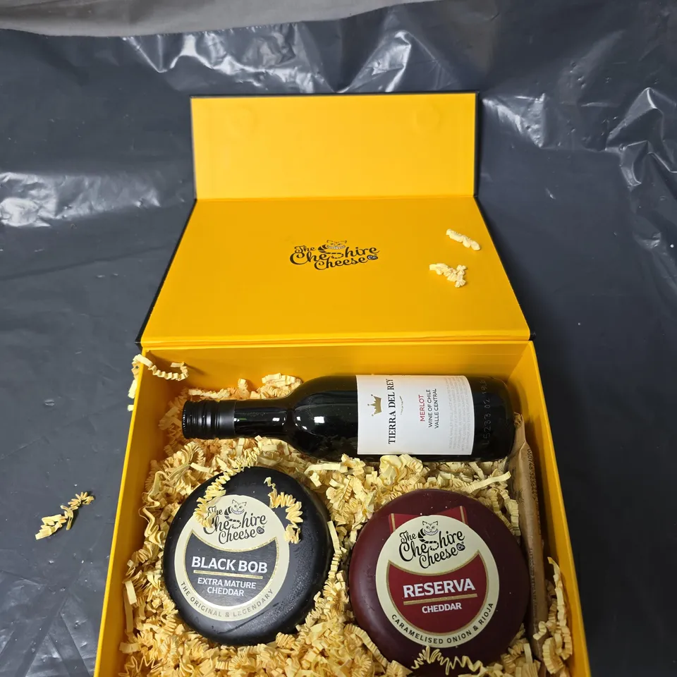 THE CHESHIRE CHEESE COMPANY GIFT BOX – BLACK BOB CHEDDAR, RESERVA CHEDDAR & RED WINE