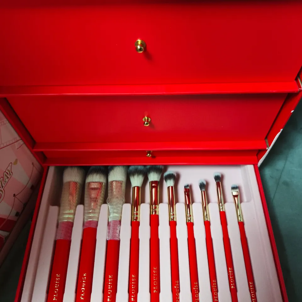 PLOUISE MINI ME MINIWOOD VANITY STATION MAKE-UP SET – PINK WITH BRUSHES & WHIPPED WONDERLAND PALETTE