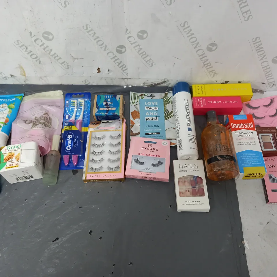BOX OF APPROXIMATELY 12 ASSORTED COSMETIC ITEMS TO INCLUDE - WELEDA SUMMER BOOST - VICHY MINERAL 89 - EYLURE LONDON LASHES ETC. 
