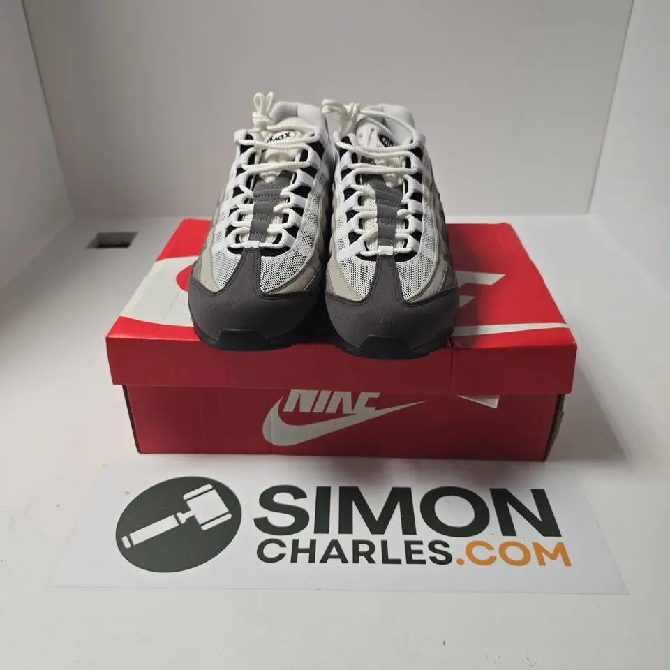 BOXED PAIR OF NIKE AIR MAX 95 OG TRAINERS IN BLACK/WHITE - UK 8.5