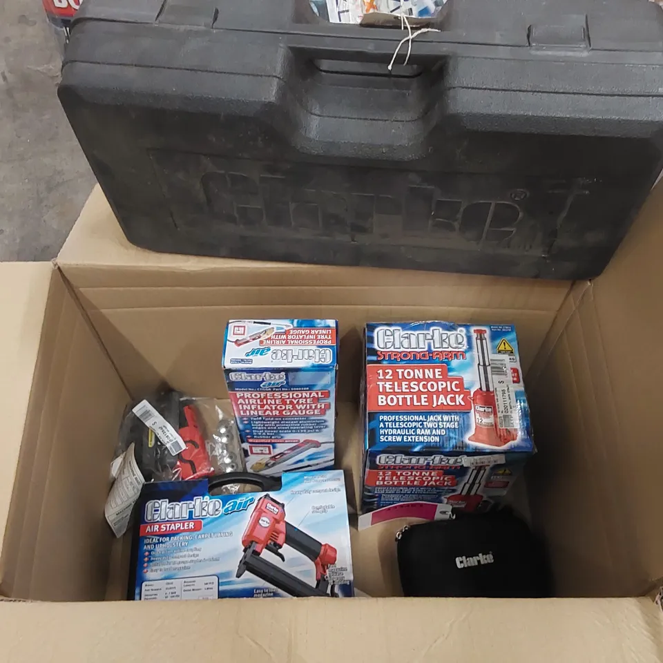 BOX OF ASSORTED TOOLS/PARTS TO INCLUDE: AIRLINE TYRE INFLATOR, 12 TONNE TELESCOPIC BOTTLE JACK, AIR STAPLER ECT