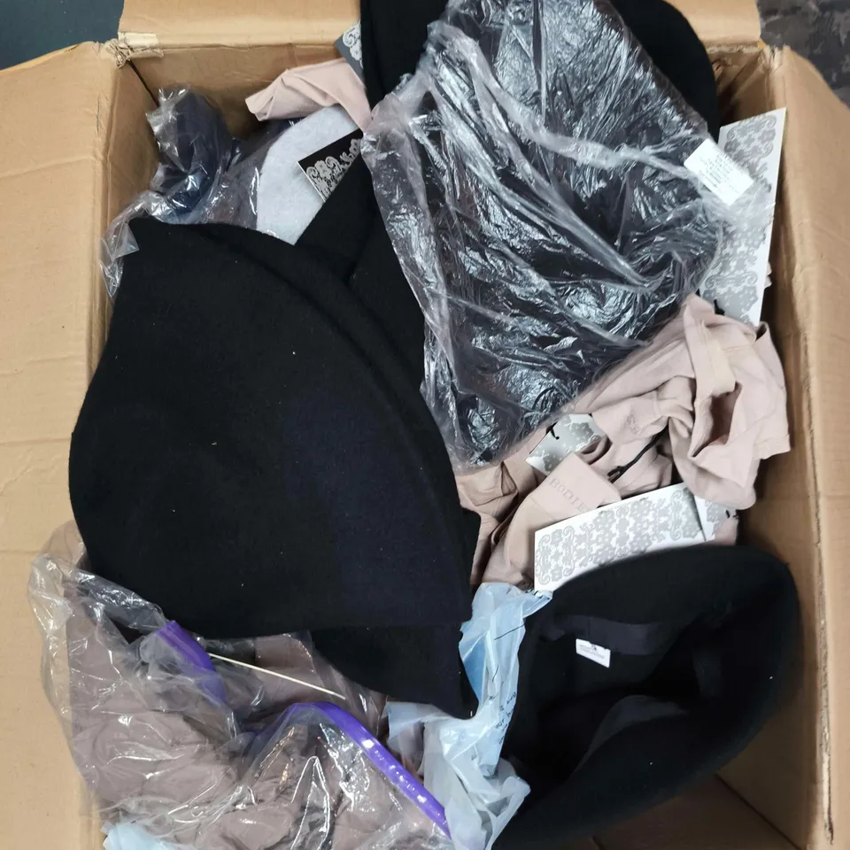 APPROXIMATELY 20 ASSORTED CLOTHING ITEMS IN VARIOUS SIZES & STYLES