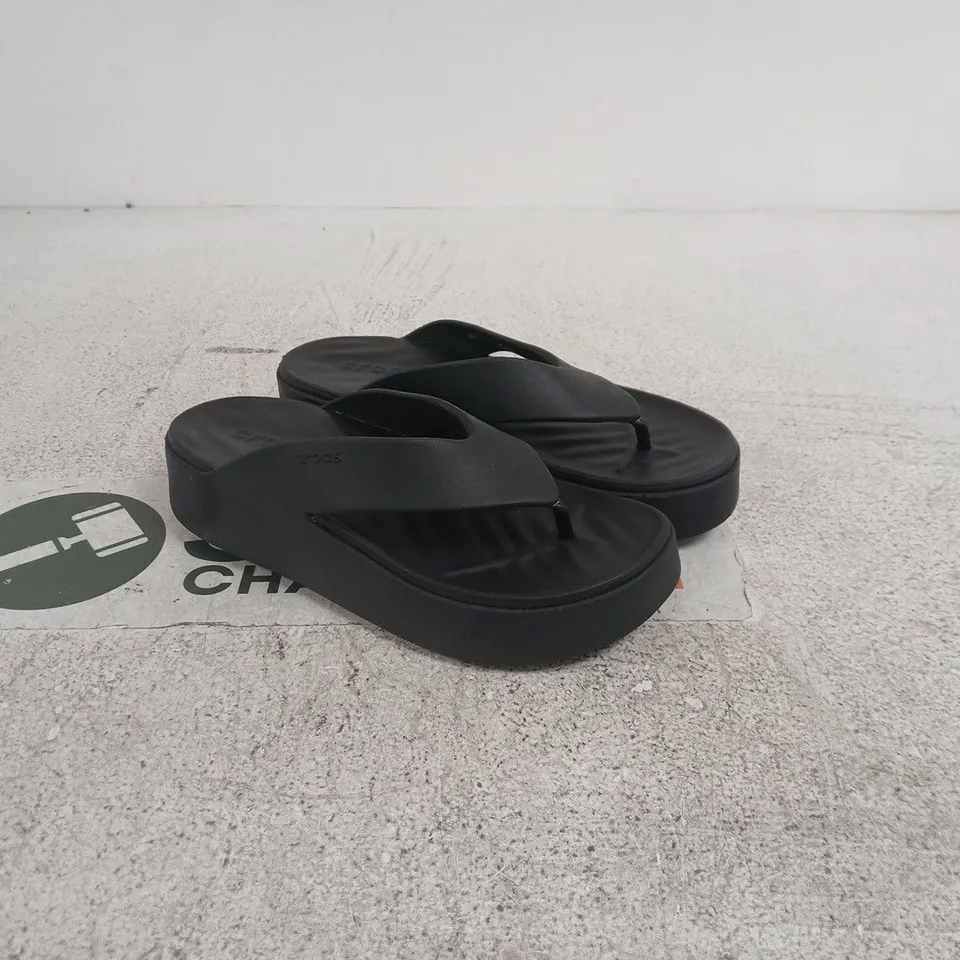 BLACK CROCS SIZE W6 UNBOXED