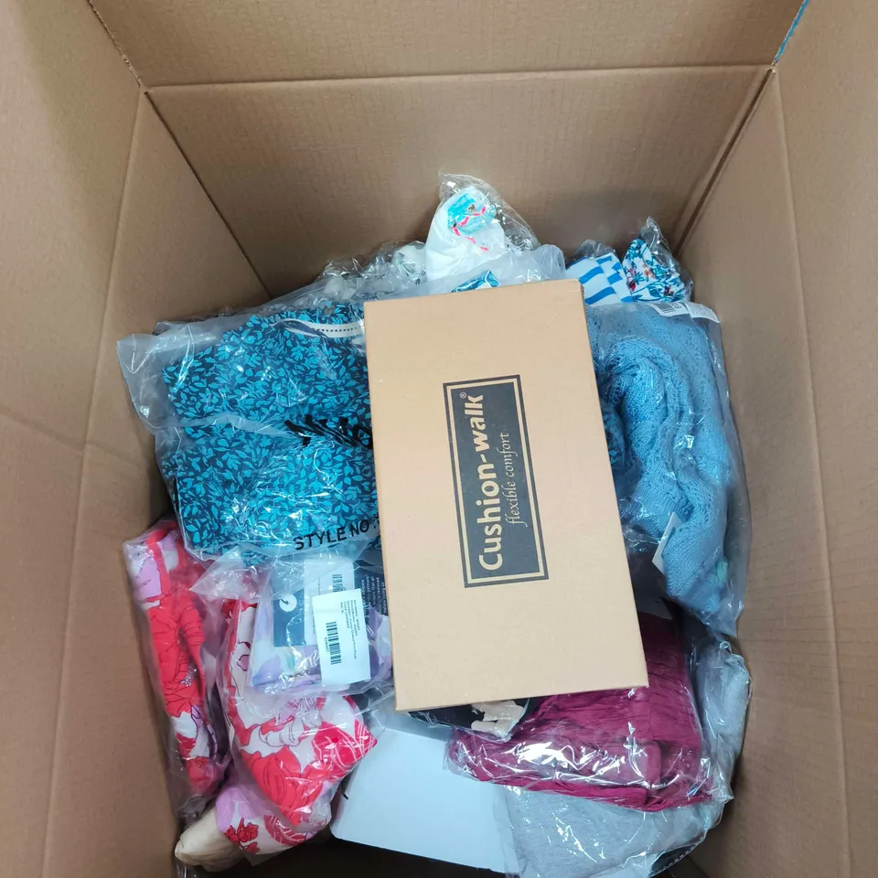 BOX OF APPROXIMATELY 25 ASSORTED CLOTHING AND FOOTWEAR ITEMS TO INCLUDE CUSHION WALK, MUDFLOWER, ANAMOR ETC