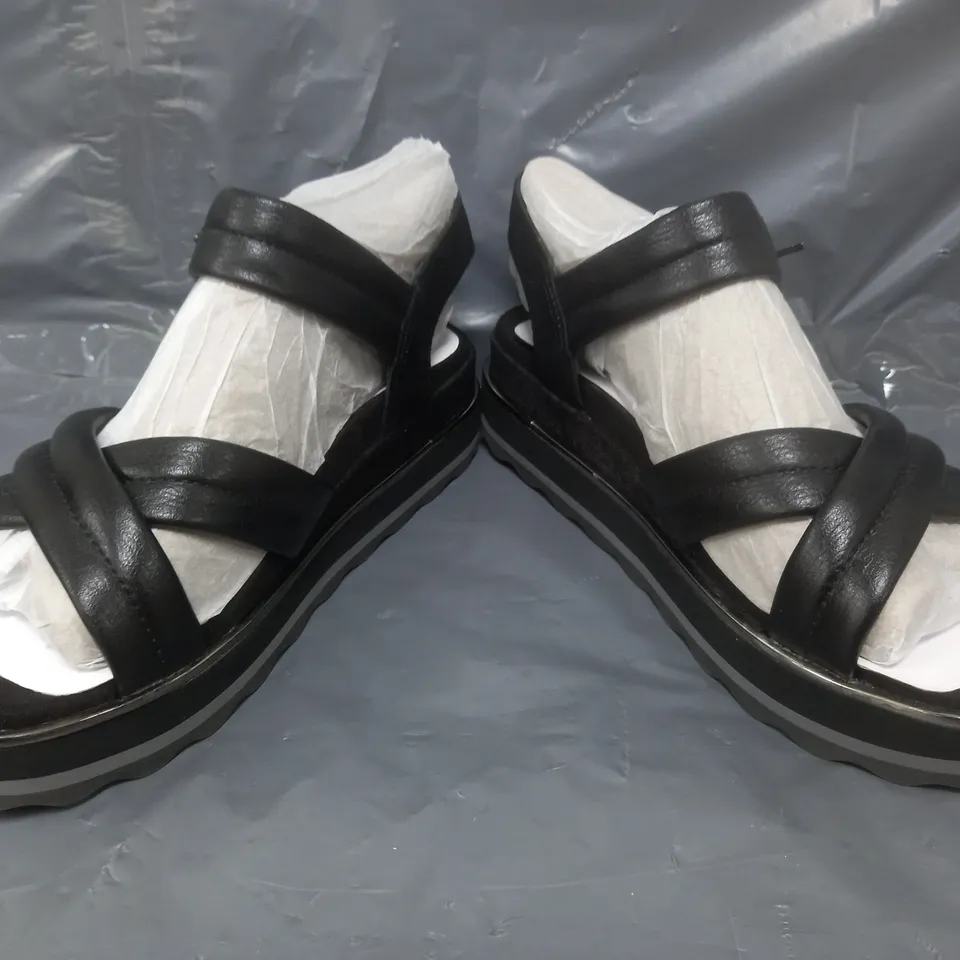 BOXED PAIR OF VIONIC PHOENIX REYNA SHOES IN BLACK SIZE 4.5