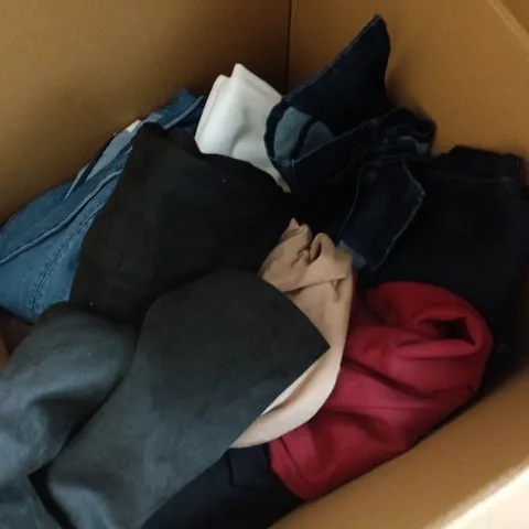 APPROXIMATELY 25 ASSORTED CLOTHING ITEMS IN VARIOUS SIZES, COLOURS & STYLES TO INCLUDE BRANDS SUCH AS WYNNEDENIM, FRANK USHER, ETC - COLLECTION ONLY