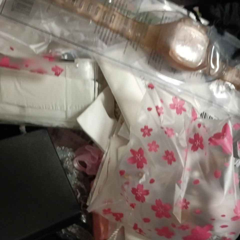 APPROXIMATELY 10 ASSORTED JEWELLERY ITEMS TO INCLUDE WATCH STRAP, ETC