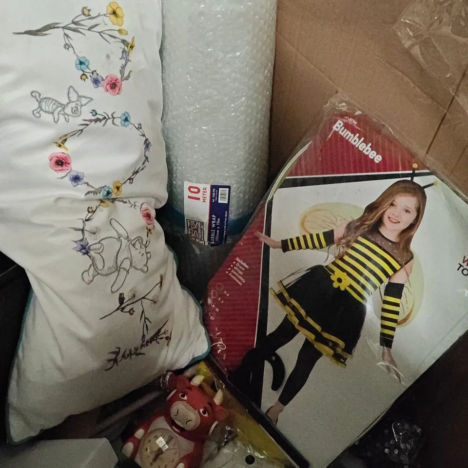PALLET OF ASSORTED HOUSEHOLD ITEMS TO INCLUDE BATHROOM MAT, GROUND SPIKES, 50L BIN AND FILLED CUSHION