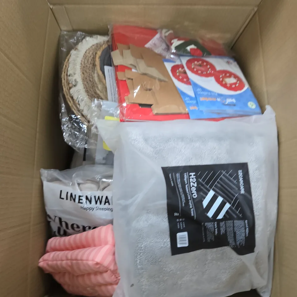 APPROXIMATELY 15 ASSORTED HOUSEHOLD PRODUCTS TO INCLUDE MAKEUP BAG, DRYING TOWEL AND DUVET SET