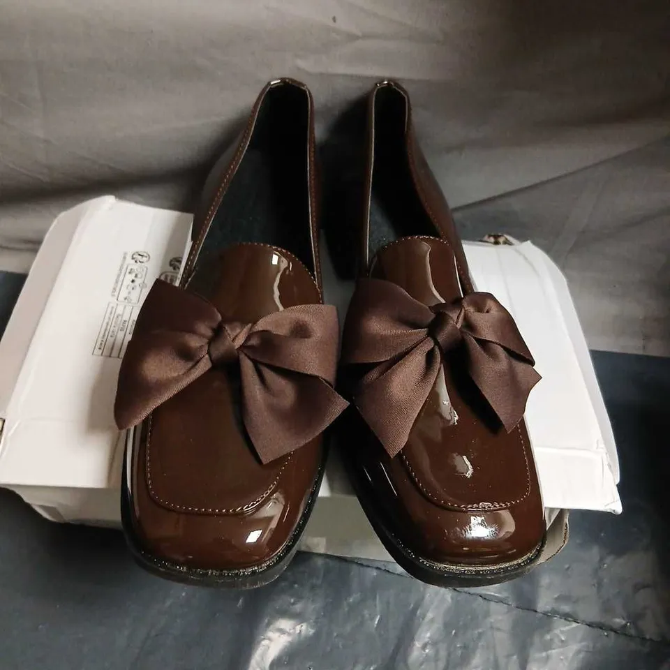 WOMEN'S BROWN PATENT LEATHER LOAFERS WITH BOW – UK 6.5 (EU 40 CN40)