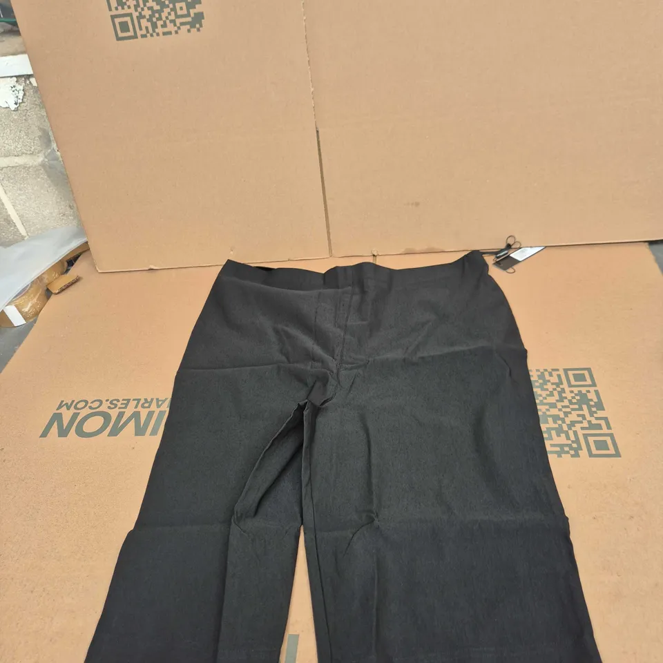 BOX OF APPROXIMATELY 25 ASSORTED CLOTHING TO INCLUDE: ROMAN SHORTS 
