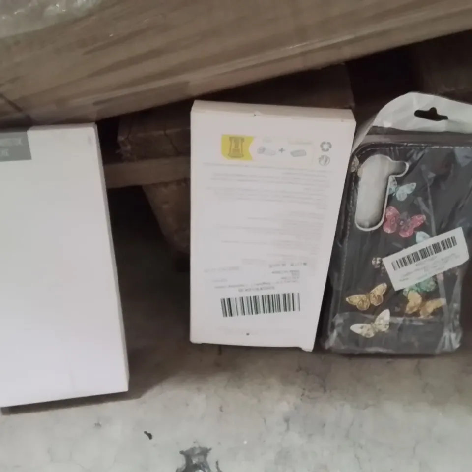 PALLET TO CONTAIN A LARGE QUANTITY OF PHONE CASES AND SCREEN PROTECTORS