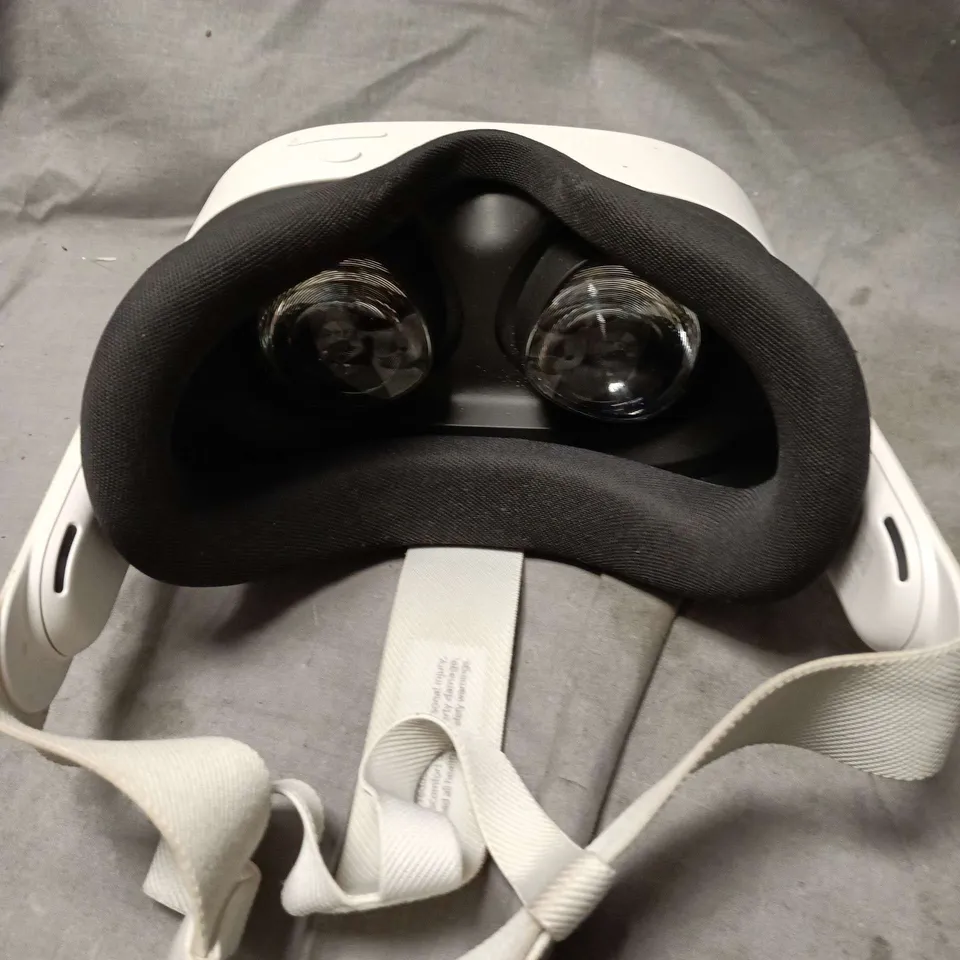 META QUEST 3S VR HEADSET 