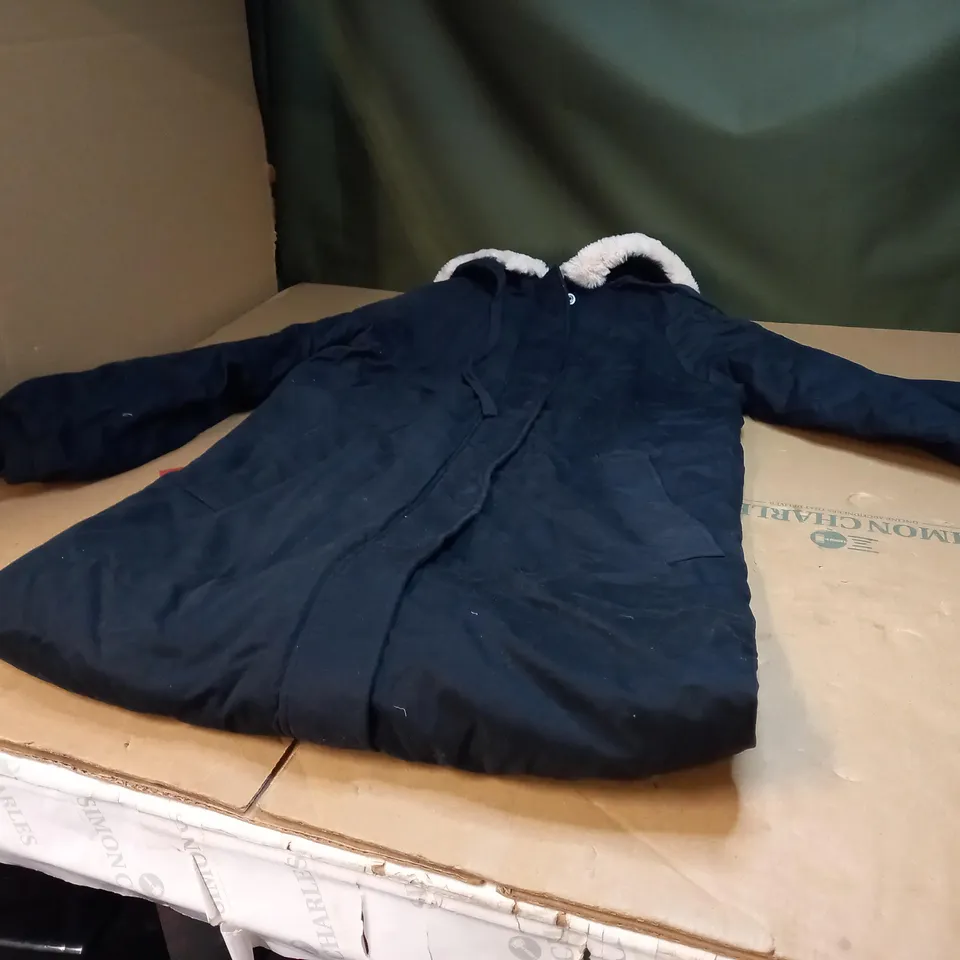 BLACK HUAH COAT WITH FAUX FUR HOOD