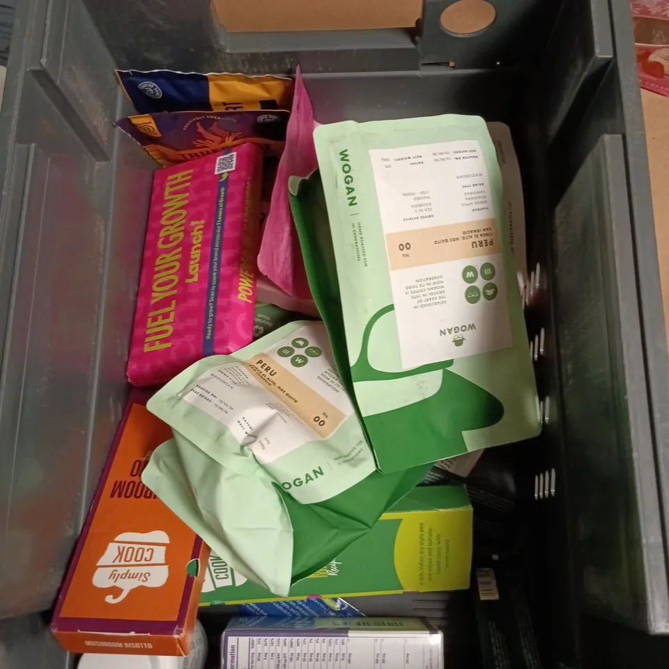 APPROXIMATELY 12 ASSORTED FOOD AND DRINKS ITEMS TO INCLUDE - SIMPLY COOK RECIPE KIT, MINI EGGS MULTIPACK, LINDT LINDOR STRAWBERRIES & CREAM ETC 