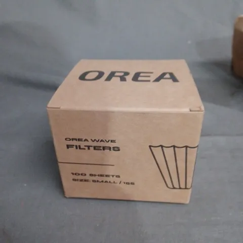BOX OF APPROXIMATELY 20 ASSORTED HOUSEHOLD ITEMS INCLUDING OREA FILTERS , ELBOW GREASE RUBBER CLOTHES AND COLOUR CHANGING CUPS