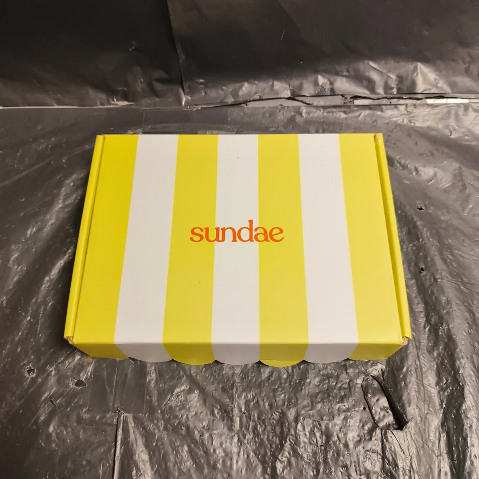 SUNDAE WHIPPED SHOWER FOAM GIFT SET – STRAWBERRIES & CREAM + CANDY CANE, 2 X 265ML