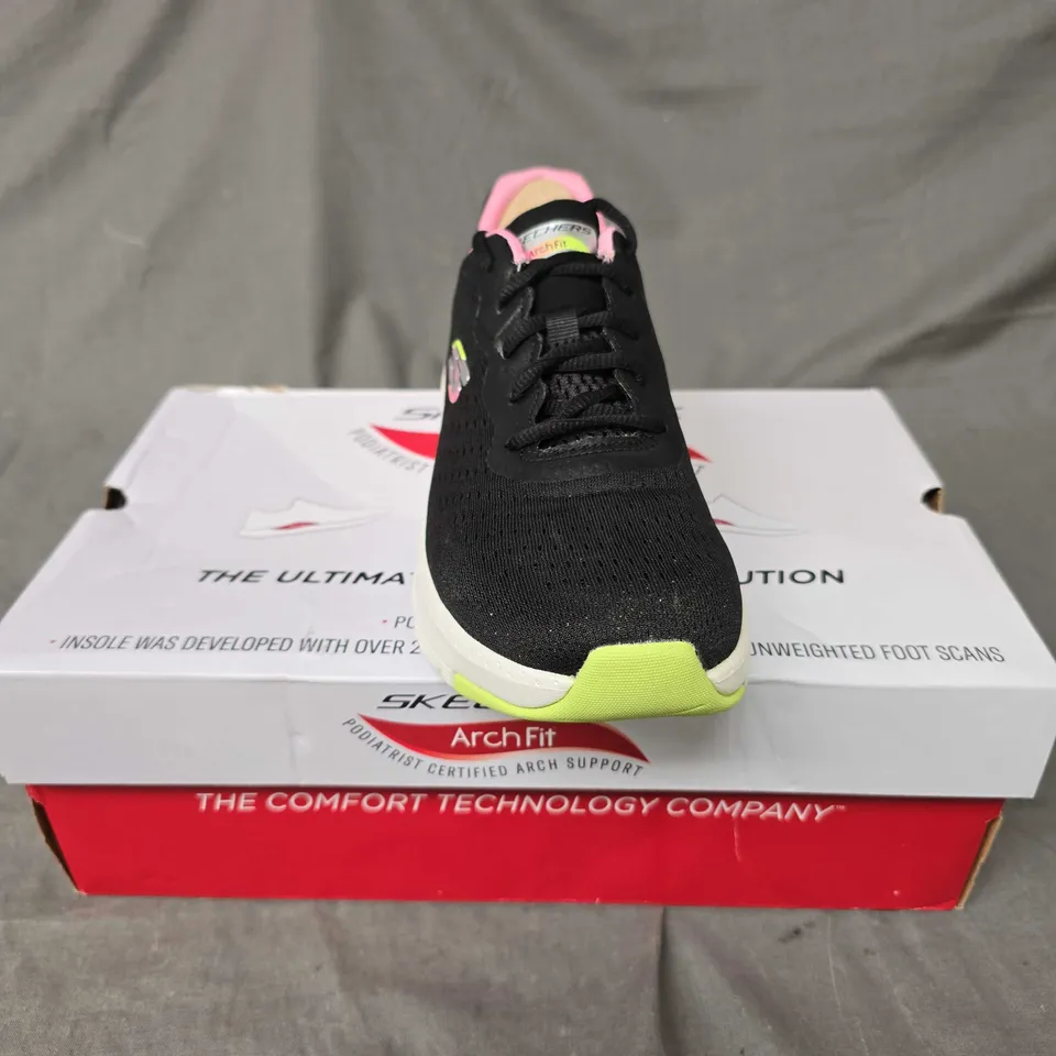 BOXED PAIR OF SKECHERS ARCH FIT TRAINERS - 6.5