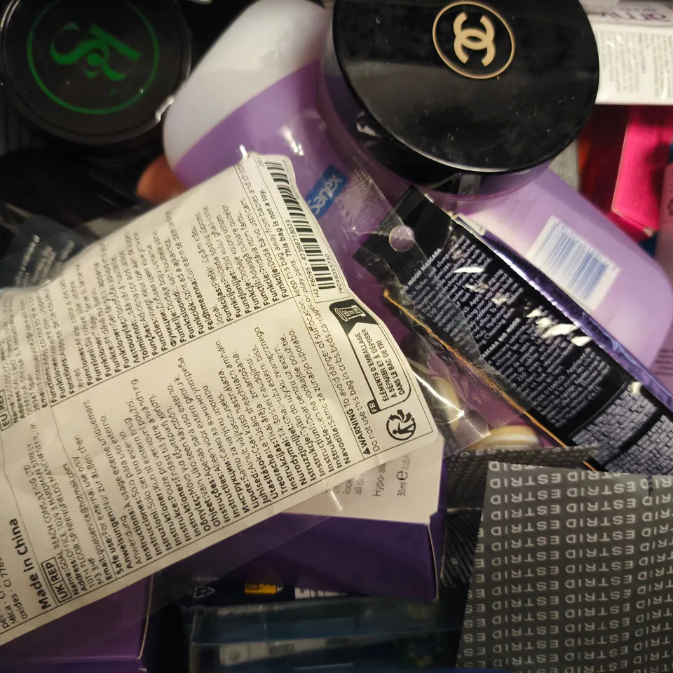 APPROXIMATELY 15 ASSORTED COSMETIC ITEMS INCLUDING VARIOUS MAKES AND BRANDS - COLLECTION ONLY