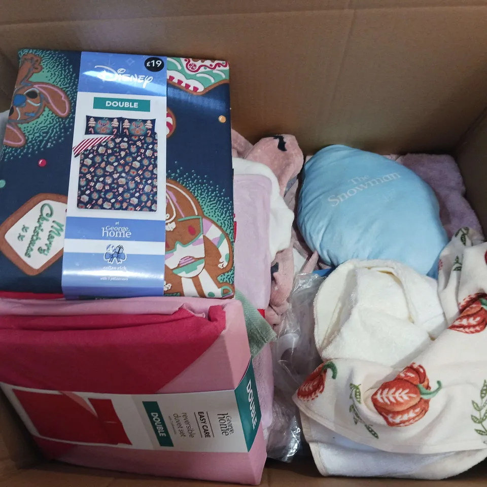 BOX OF APPROXIMATELY 12 ASSORTED BEDDING AND SOFT FURNISHING ITEMS TO INCLUDE - DUVET SETS, BEACH TOWELS, AND PLACE MATS ETC. 