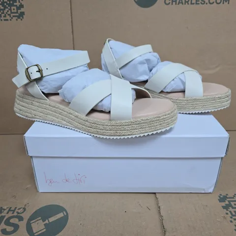 BOXED PAIR OF BEN DE LISI PALMA SANDALS IN CREAM SIZE 9