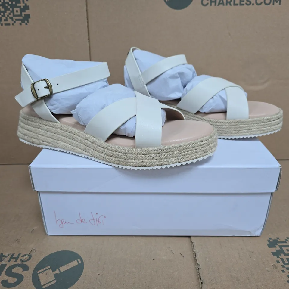 BOXED PAIR OF BEN DE LISI PALMA SANDALS IN CREAM SIZE 9