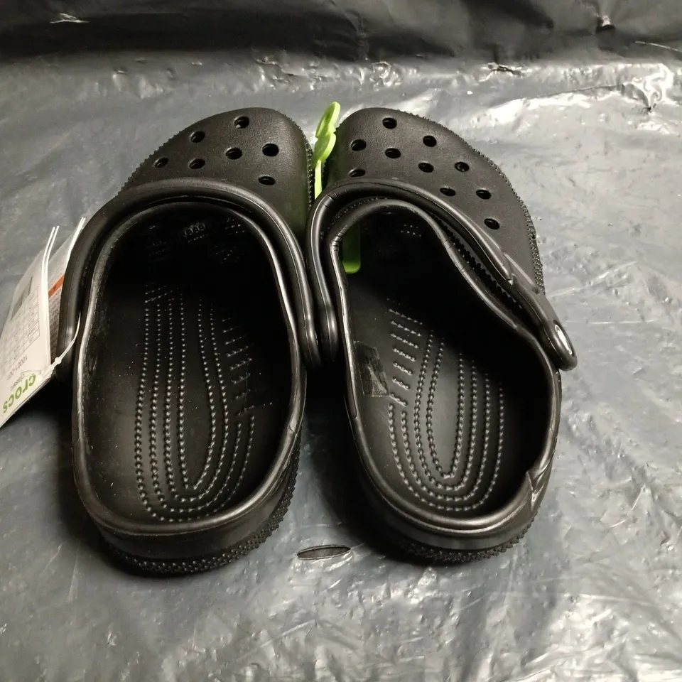 CROCS CLASSIC IN BLACK - UK M3/W3