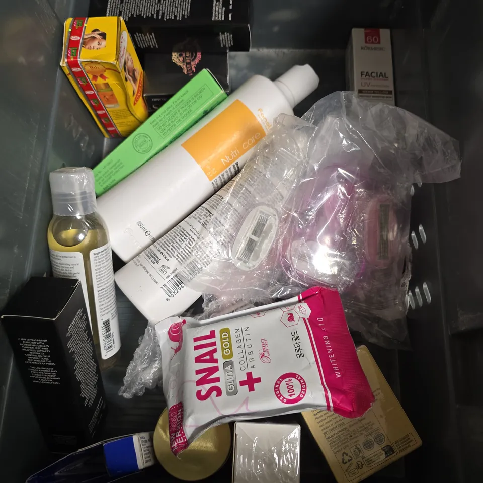 APPROXIMATEY 20 HEALTH AND BEAUTY PRODUCTS TO INCLUDE KERASTASE STRENGTHENING CONDITIONER - VEETGOLD TUMERIC SCRUB - THE ORDINARY RETINOL 0.5% IN SQUALENE - ETC