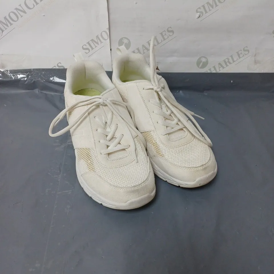 VIONIC AVIA CREAM AND GOLD TRAINERS SIZE 6.5 