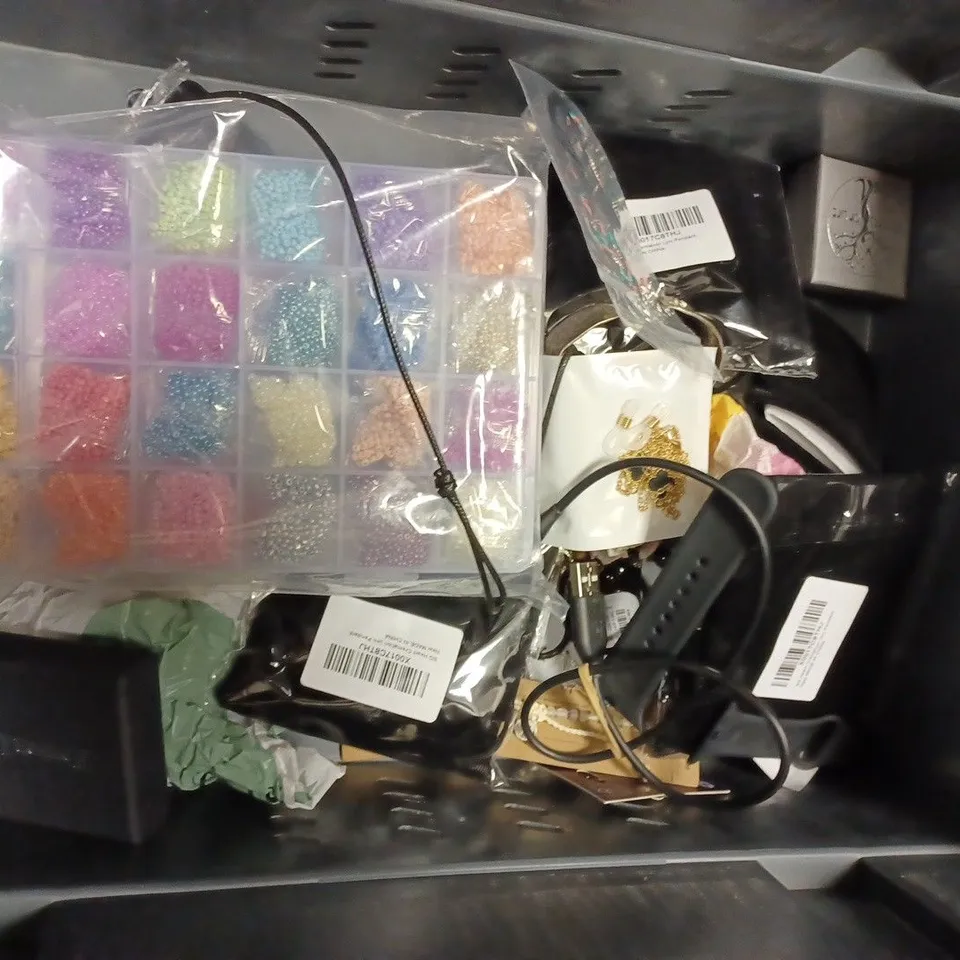 BOX OF APPROX 20 ASSORTED ITEMS TO INCLUDE DIAMONIQUE BRACELET, HOWSON LONDON CUFF LINKS, SMART WATCH STRAPS, ETC. 