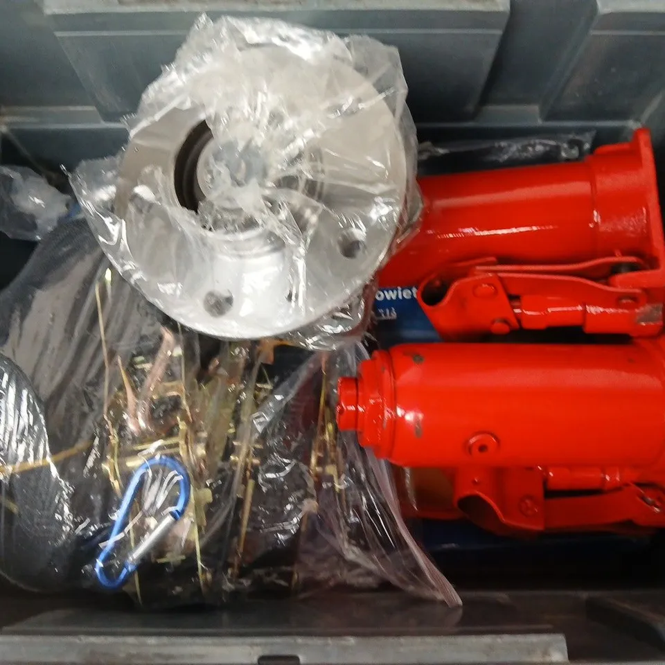 APPROXIMATELY 6 ASSORTED VEHICLE PARTS & ACCESORIES TO INCLUDE BOSCH S 0230 AIR FILTER, 5 TON HYDRAULIC JACK, RATCHET STRAPS, ETC