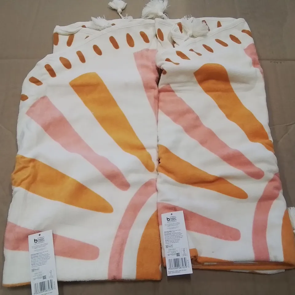 PALLET CONTAINING APPROXIMATELY 27 6-PACK BOXES OF BRAND NEW SUMMER THEMED ROUND BEACH TOWELS 