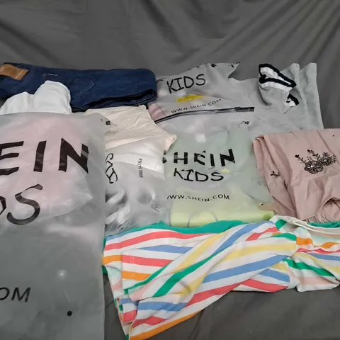 BOX OF ASSORTED CHILDRENS CLOTHING VARYING IN SIZE/COLOUR/STYLE TO INCLUDE: TOPS, VESTS, JUMPERS