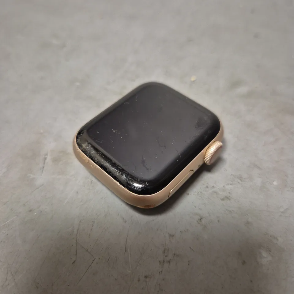APPLE WATCH SERIES 4 ROSE GOLD WR-50M