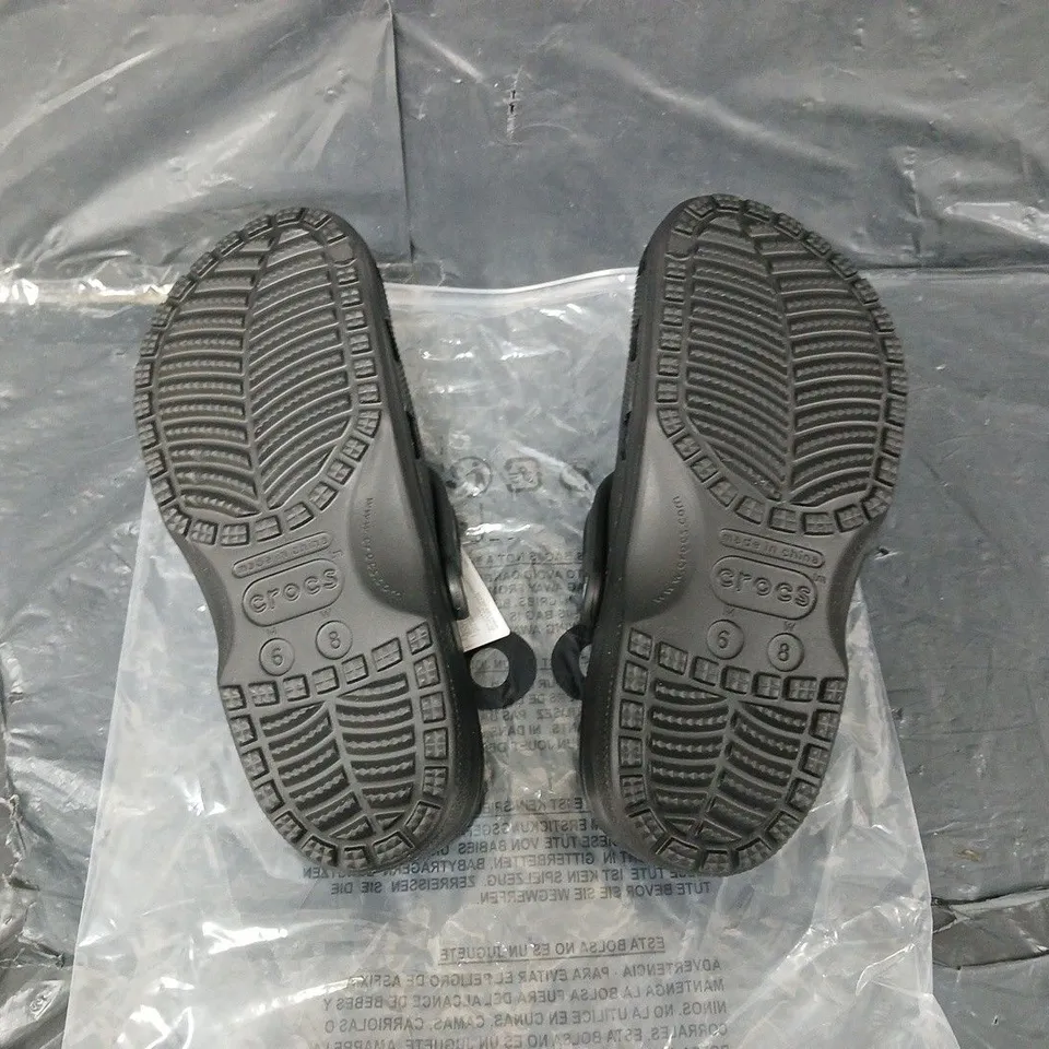 BAGGED PAIR OF CROCS BAYABAND CLOG BLACK UK M5/W6