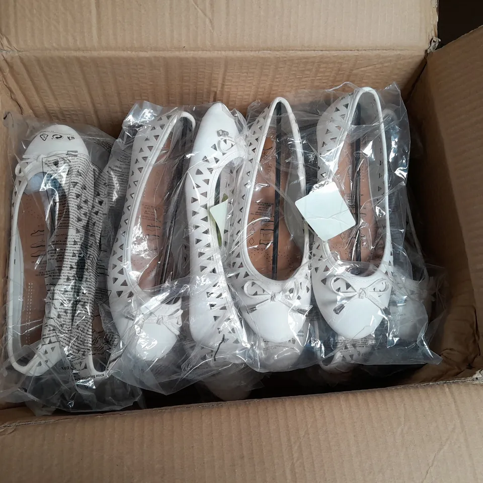 APPROXIMATELY 10 PAIRS OF LADIES SOLE SENSATION CUT OUT DETAIL PUMPS WHITE SIZE 6