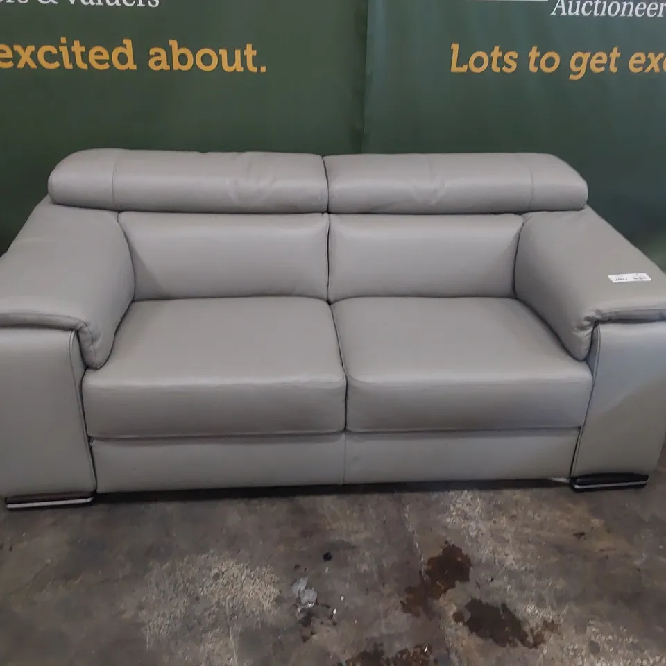 QUALITY ITALIAN DESIGNER MELO LOVESEAT/ TWO SEATER SOFA WITH ADJUSTABLE HEADRESTS LIGHT GREY LEATHER 