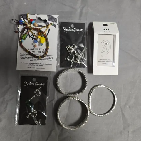APPROXIMATELY 20 ASSORTED JEWELLERY ITEMS IN VARIOUS STYLES