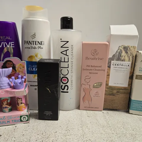 APPROX 12 ASSORTED BEAUTY PRODUCTS TO INCLUDE PANTENE SHAMPOO, ISOCLEAN CLEANSER, AVEENO NIGHT CREAM, ETC 