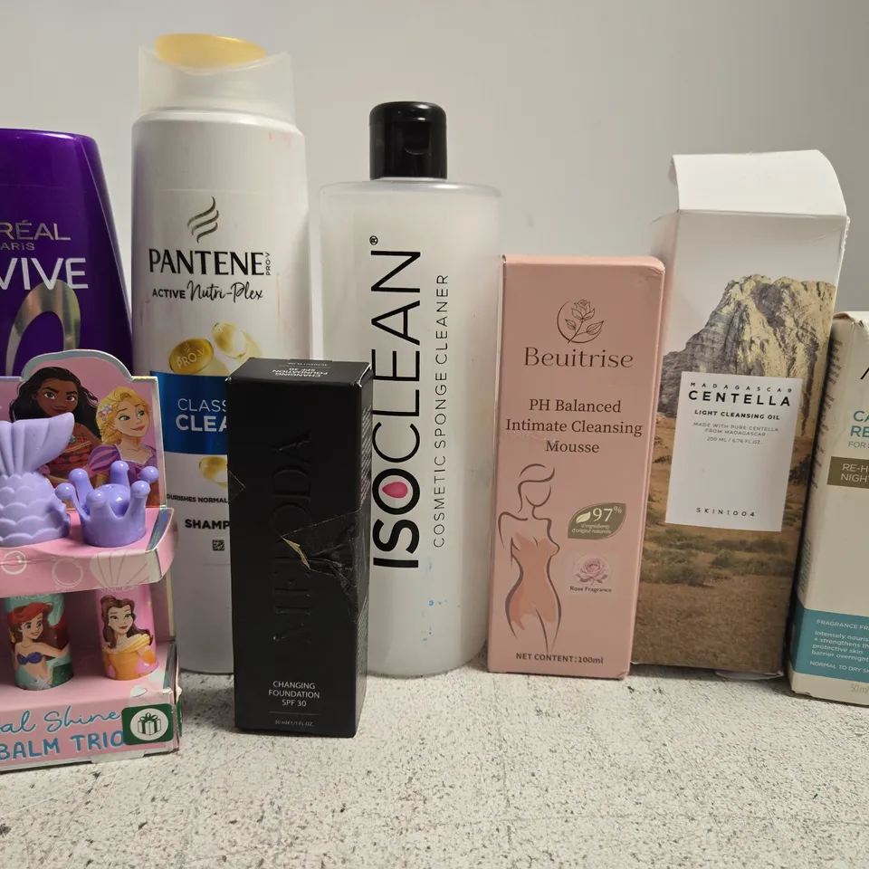 APPROX 12 ASSORTED BEAUTY PRODUCTS TO INCLUDE PANTENE SHAMPOO, ISOCLEAN CLEANSER, AVEENO NIGHT CREAM, ETC