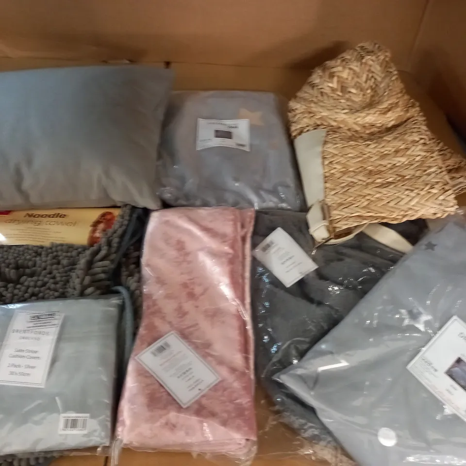 LOT OF ASSORTED HOME FABRIC ITEMS TO INCLUDE CUSHIONS, BEDDING AND DRYING TOWEL
