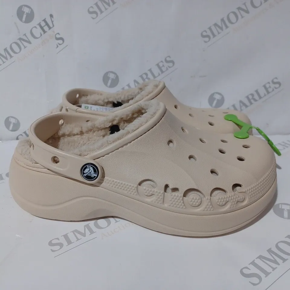 CROCS BAYA PLATFORM LINED CROCKS - UK 6 