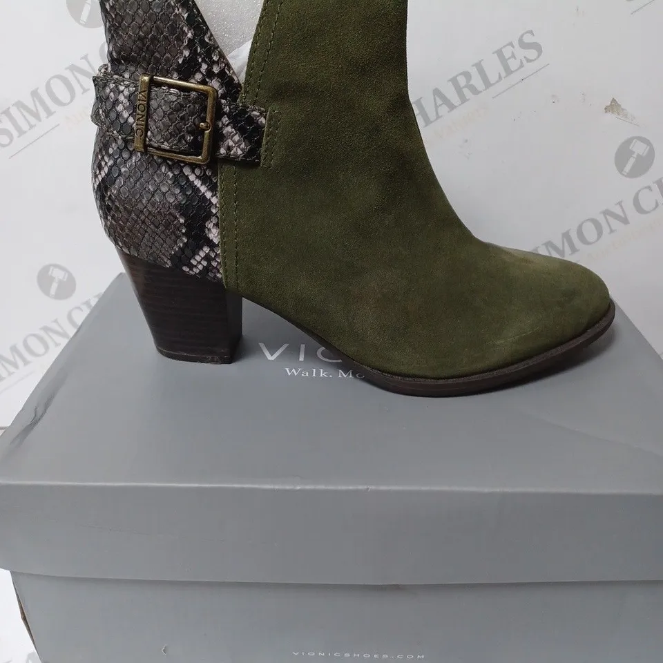  PAIR OF BOXED VIONIC NAOMI ANKLE BOOTS OLIVE SIZE 6