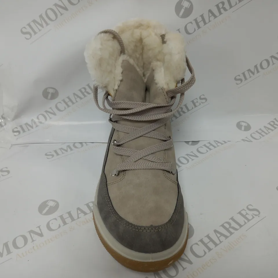 PAIR OF RIEKER ANTISTRESS WATER RESISTANT WARM HIKING BOOTS, CREAM - SIZE 6.5 