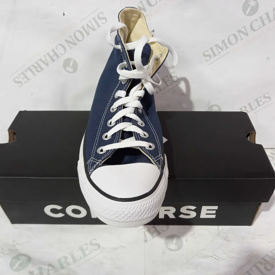 BOXED PAIR OF CONVERSE ALL STAR SHOES IN NAVY/WHITE UK SIZE7.5