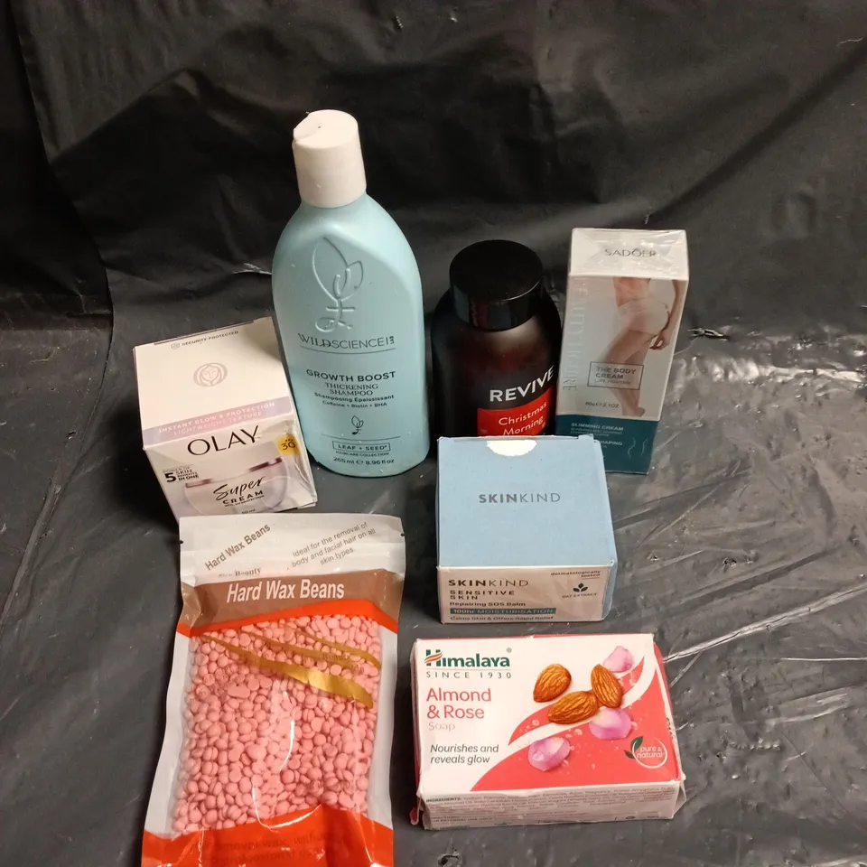 APPROXIMATELY 15 ASSORTED HEALTH & BEAUTY PRODUCTS TO INCLUDE OLAY SUPER CREAM, WAX BEADS, SKINKIND MOISTURISER ETC  